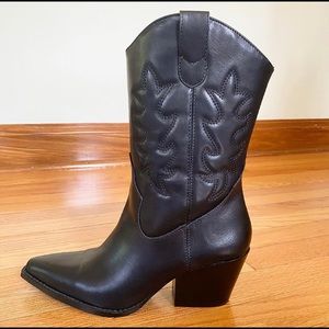 cowboy booties from portugal
perfect condition
size 37
not fully broken in yet